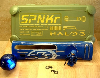 Package included a SPNKR Ammo box that held a custom blue Halo 3 plate, a battle-damaged blue Spartan Kubrick, and a 